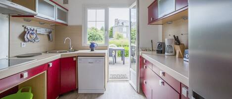 Réfrigérateur, four à micro-ondes, un four, surface de cuisson