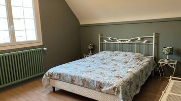 6 bedrooms, desk, iron/ironing board, travel crib