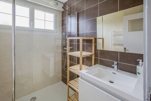 Shower, hair dryer, soap, toilet paper - ☼ Perfect family retreat, large villa by the sea ☼ (Cancale)