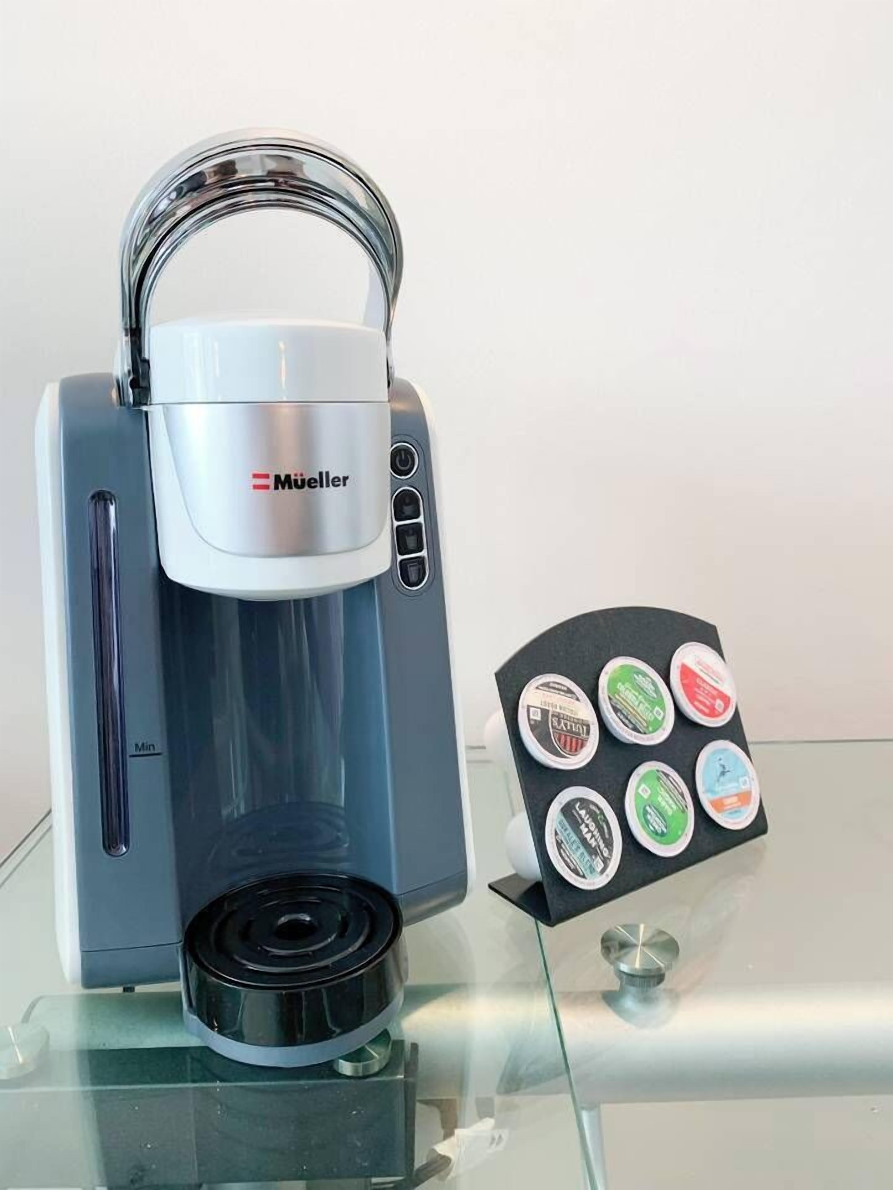 Una macchina per il caffè con interfaccia digitale e selezione di capsule.