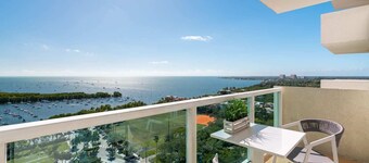 Ocean View Balcony. Pool & Hot tub. Fast Wi-Fi