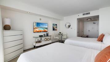 1 slaapkamer, een bureau, een strijkplank/strijkijzer, reisbedje