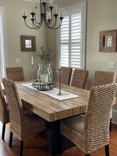 Open And Airy Penthouse Apartment 4 Blocks From Upper King Street !!
