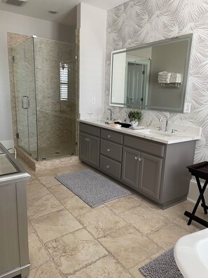 Bañera con ducha, secador de pelo, bidet, toallas