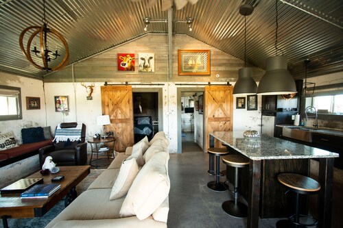 CHARMING renovated barn with swimming pool & hot tub!