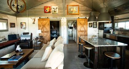 CHARMING renovated barn with swimming pool & hot tub!