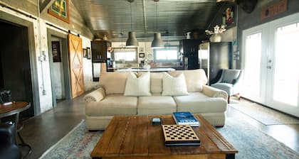 CHARMING renovated barn with swimming pool & hot tub!