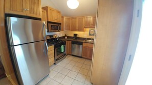 Réfrigérateur, four à micro-ondes, un four, surface de cuisson