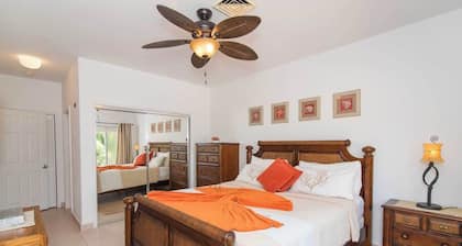 Waterfront Korner Kai 2BR -- Pool, Jacuzzi & Beachfront Lanai