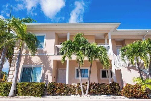 Waterfront Korner Kai 2BR -- Pool, Jacuzzi & Beachfront Lanai