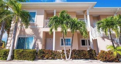 Waterfront Korner Kai 2BR -- Pool, Jacuzzi & Beachfront Lanai