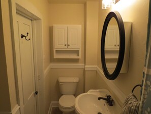 Ensemble douche/baignoire, sèche-cheveux, serviettes fournies, savon