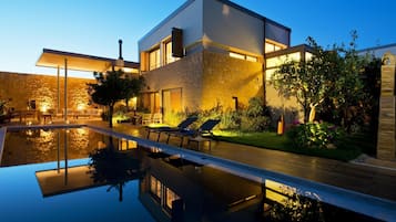 Outdoor pool, a heated pool