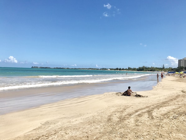 In Strandnähe, Liegestühle, Strandtücher