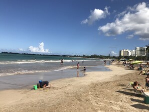 In Strandnähe, Liegestühle, Strandtücher