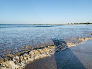 Playa en los alrededores, camastros y toallas de playa 