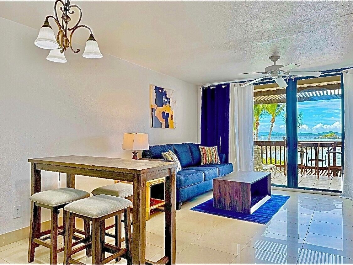 Una televisión, un reproductor de DVD, libros, un reproductor estéreo