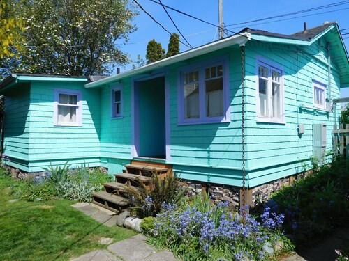 Lovingly Updated Detached Cottage In Walkable West Seattle Neighborhood