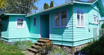 Lovingly Updated Detached Cottage In Walkable West Seattle Neighborhood
