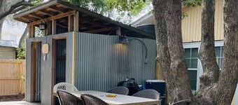 Dreamsicle Beach Cottage. Near beach & restaurants. Pet friendly+large backyard.