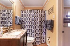 Tina con regadera, secadora de cabello, toallas, jabón 