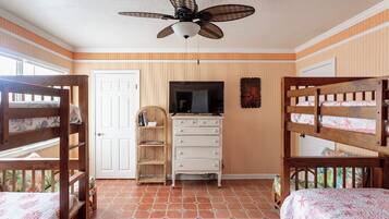 3 slaapkamers, een strijkplank/strijkijzer, gratis wifi, beddengoed