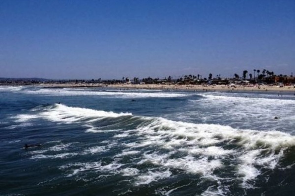 Beach nearby, sun loungers, beach towels