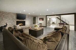 Smart TV, chimenea, tenis de mesa y libros 