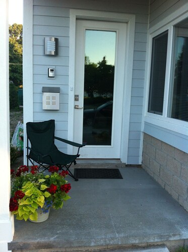Sunny West Bay Retreat, 
Cozy Apartment on the Bay, steps from Downtown.