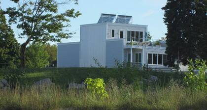 Sunny West Bay Retreat,
Cozy Apartment on the Bay, steps from Downtown.