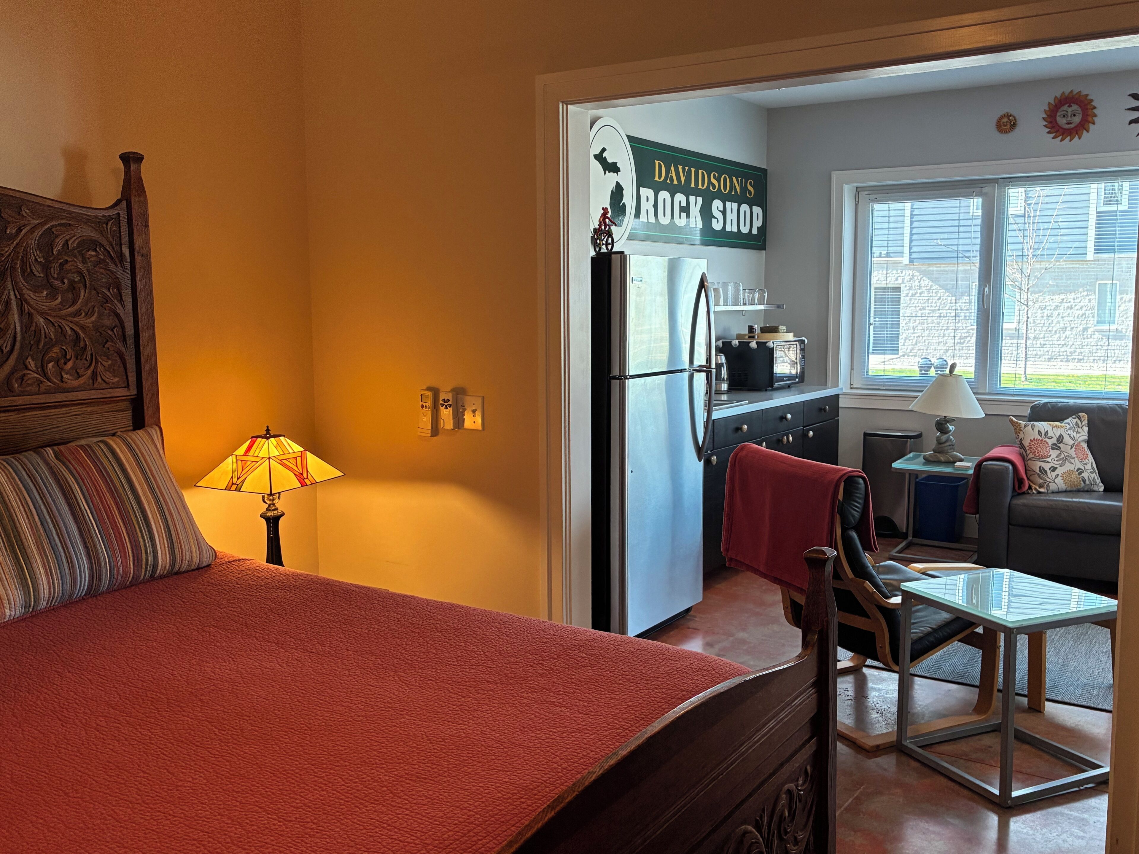 1 chambre, matelas mémoire de forme, bureau, fer et planche à repasser