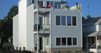 Cozy Modern Luxury Apartment with Beach Views -10 Min Walk Downtown