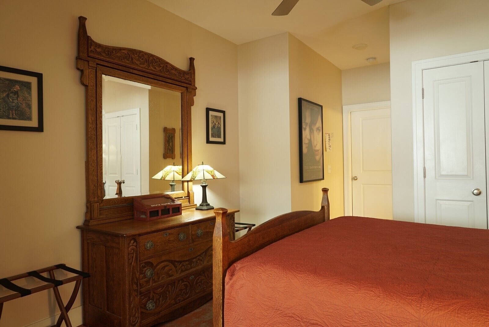 1 chambre, lit avec matelas en mousse à mémoire, bureau