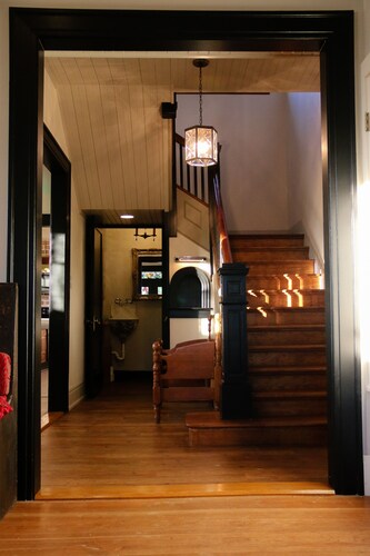 The Oak House in historic West, TX Minutes from Magnolia Silos & Baylor 