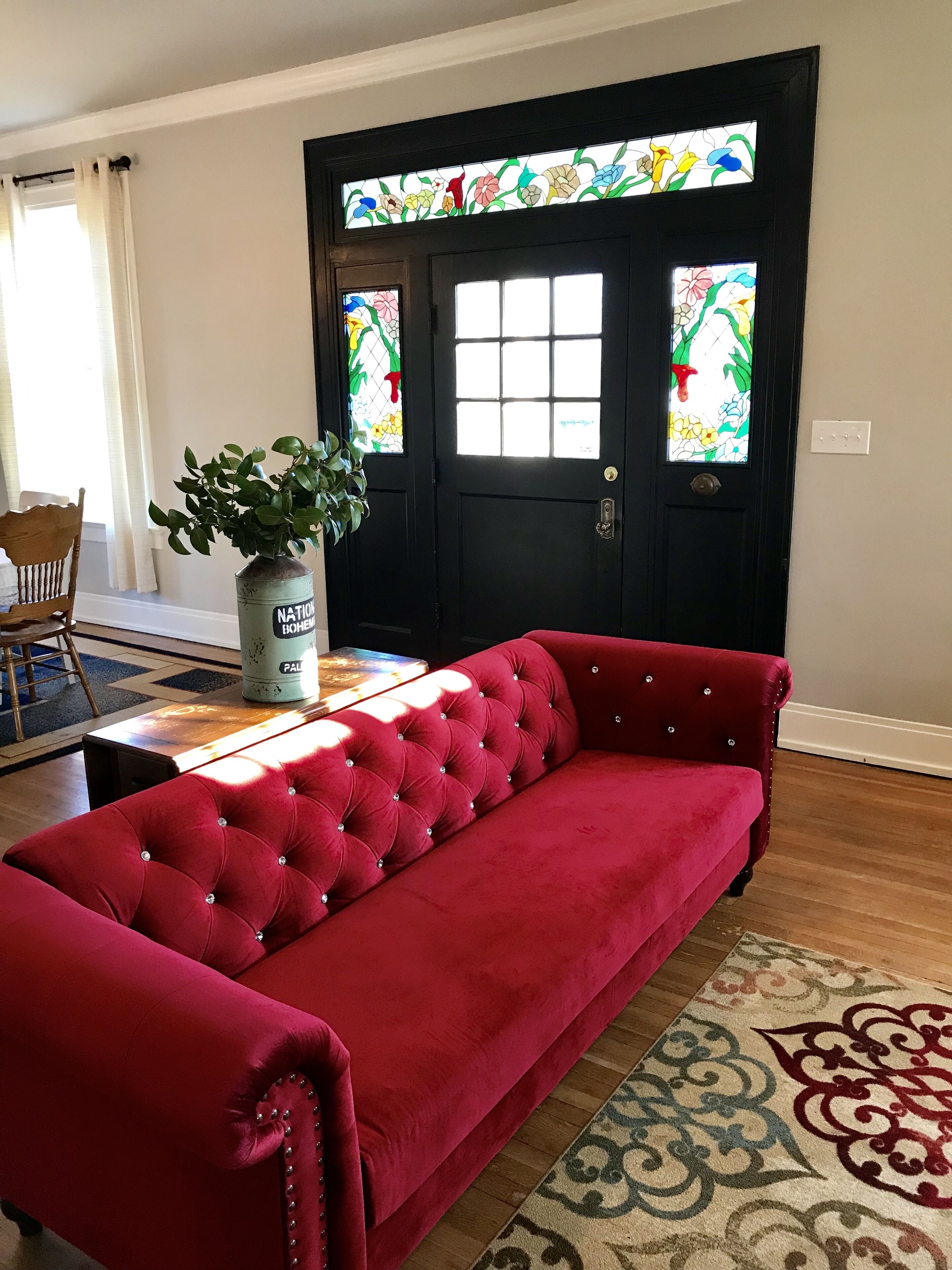 Smart TV, fireplace, books, stereo