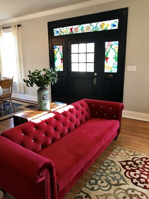 Smart TV, chimenea, libros y estéreo