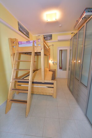 2 bedrooms, iron/ironing board, travel cot, free WiFi