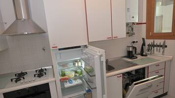 Frigorifero, microonde, forno, piano cottura