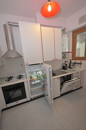 Fridge, microwave, oven, stovetop -  Luxurious apartment w/ spectacular view! Relax, enjoy, it's all inclusive. (Chiavari)