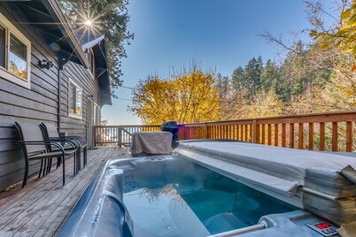 Downtown w/ Views, Hot Tub Overlooking the Lake and Steps to Tubbs Hill