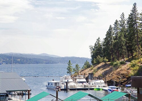 Downtown w/ Views, Hot Tub Overlooking the Lake and Steps to Tubbs Hill