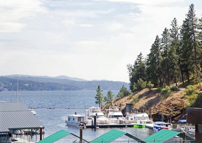 Downtown w/ Views, Hot Tub Overlooking the Lake and Steps to Tubbs Hill