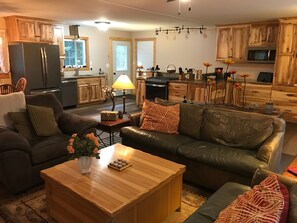 Smart-tv, dvd-afspiller, bøger, musikbibliotek