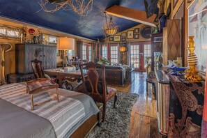 1 Schlafzimmer, Zimmersafe, Schreibtisch, Bügeleisen/Bügelbrett