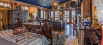 LaView 2-Story Waterfront Couples Suite -No kids, no drama & no stress allowed