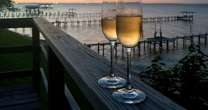 LaView 2-Story Waterfront Couples Suite -No kids, no drama & no stress allowed
