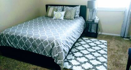 A GREAT FIND!! Discounts for this Lovely, Clean, Colorful & Comfy 2B/2B Condo!