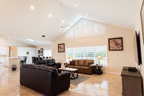 Smart TV, chimenea, consola de videojuegos y reproductor de DVD