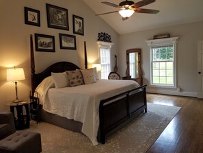 6 bedrooms, desk, iron/ironing board, travel cot