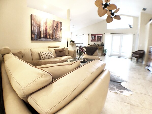 Smart TV, chimenea, reproductor de DVD y videoteca 